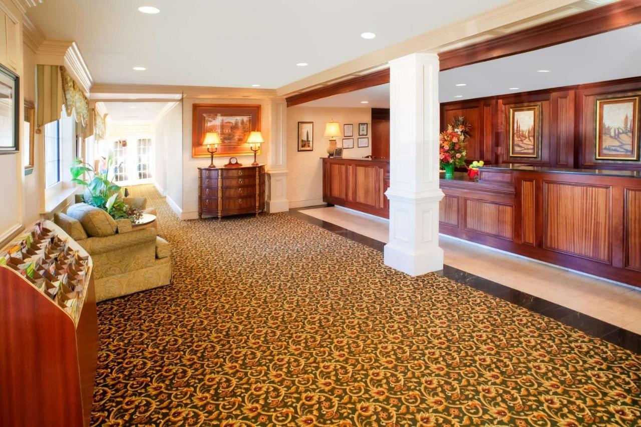Clarion Hotel & Suites Convention Center Fredericksburg Exterior photo